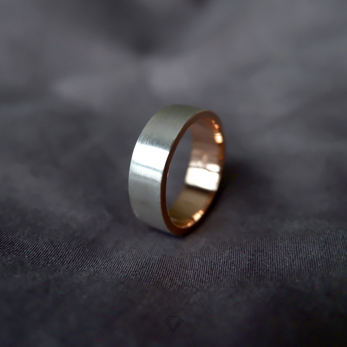 แหวน Silver Cooper เคลือบขอบแหวนและด้านใน ด้านนอกผิวเงินแฮร์ไลน์ด้าน