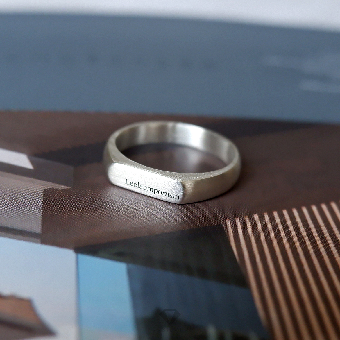 แหวนหน้าปาด เนื้อเงินแท้ ดีไซน์ minimal สามารถสลักอักษรได้ทุกตำแหน่ง