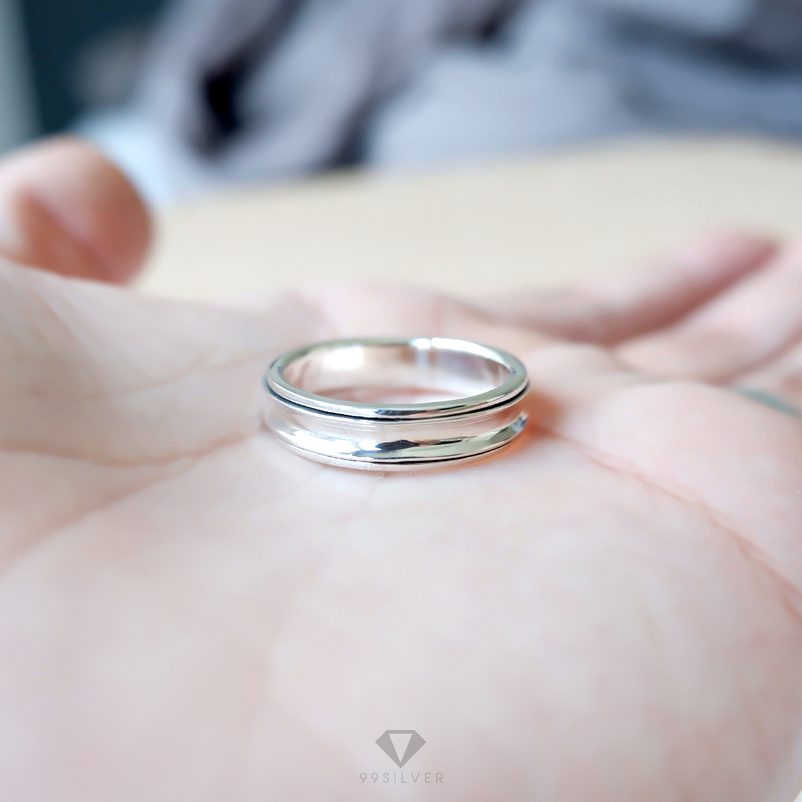 แหวนเงินหมุนได้ เทรงนี้เรียกว่าแหวนอานม้า ตัวเรือนแยกสองชิ้นหมุนได้อิสระ
