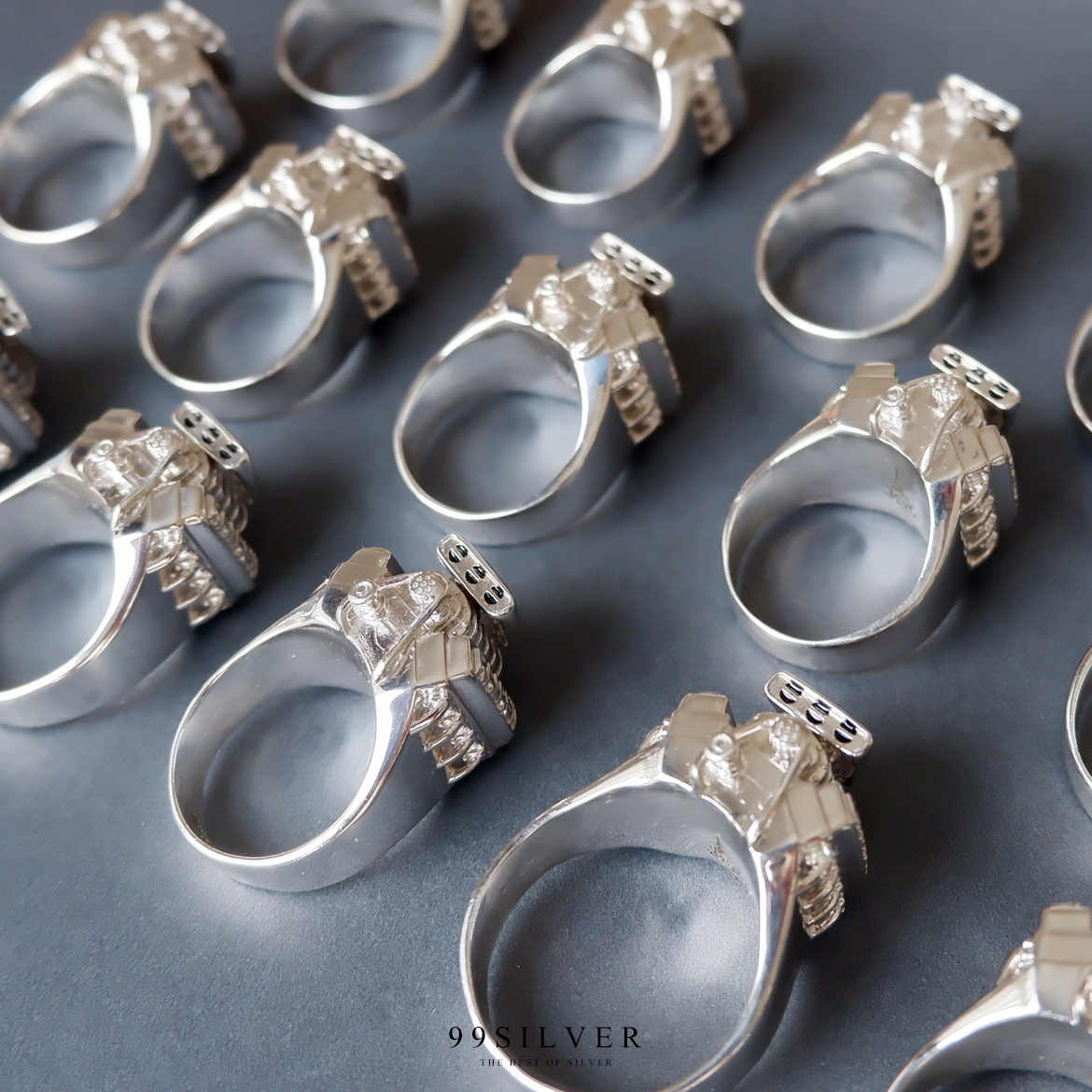 แหวนรุ่น เป็นรุ่นที่ทำตัวเรือนใหม่สร้างบล๊อคแหวน แกะ Wax พิเศษเฉพาะรุ่นนั้นๆ