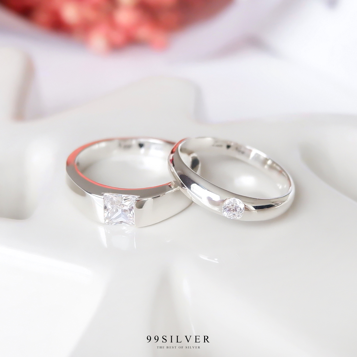 แหวนคู่รัก เพชรเม็ดเหลี่ยม Diamond Cut และเพชรเม็ดเกลม 2.5 มิลลิเมตร เรือนโค้ง