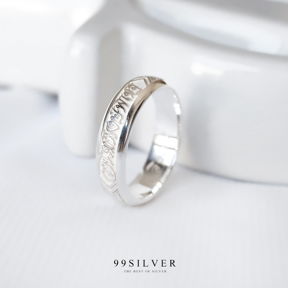 แหวนนามสกุลเงินแท้หน้ากว้าง 6 มิลลิเมตร ผิวโค้ง พื้นหลังพ่นทราย พร้อมแกะลายไทย