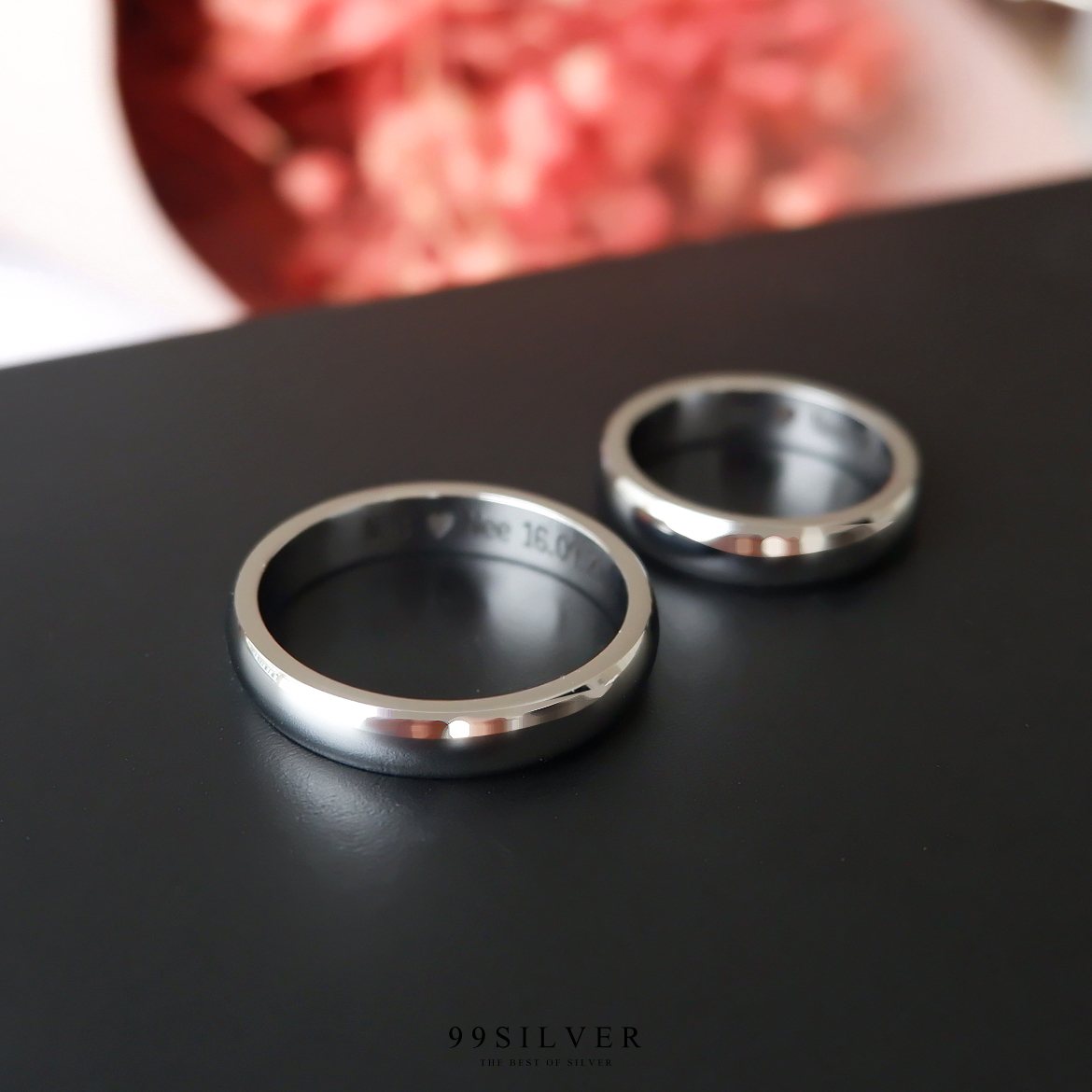 แหวนสแตนเลสแท้หน้ากว้าง 4 มิลลิเมตร ผิวเงาทรงโค้ง สลักอักษรสีดำ