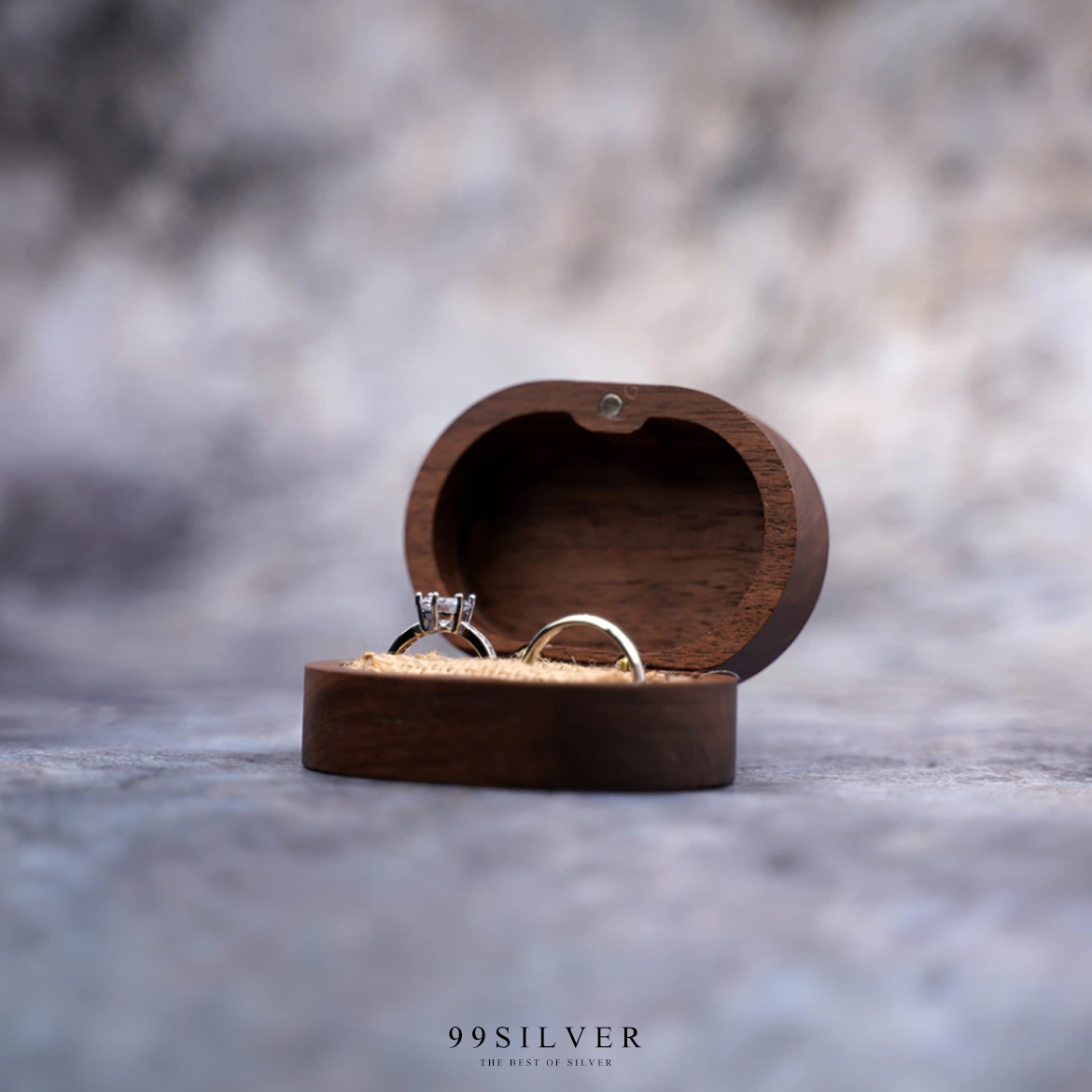 กล่องใส่แหวนแบบรี ทำจากไม้แท้ ข้างในมีผ้าป่าน สำหรับเสียบแหวนคู่อย่างดี ฝาเป็นแม่เหล็ก