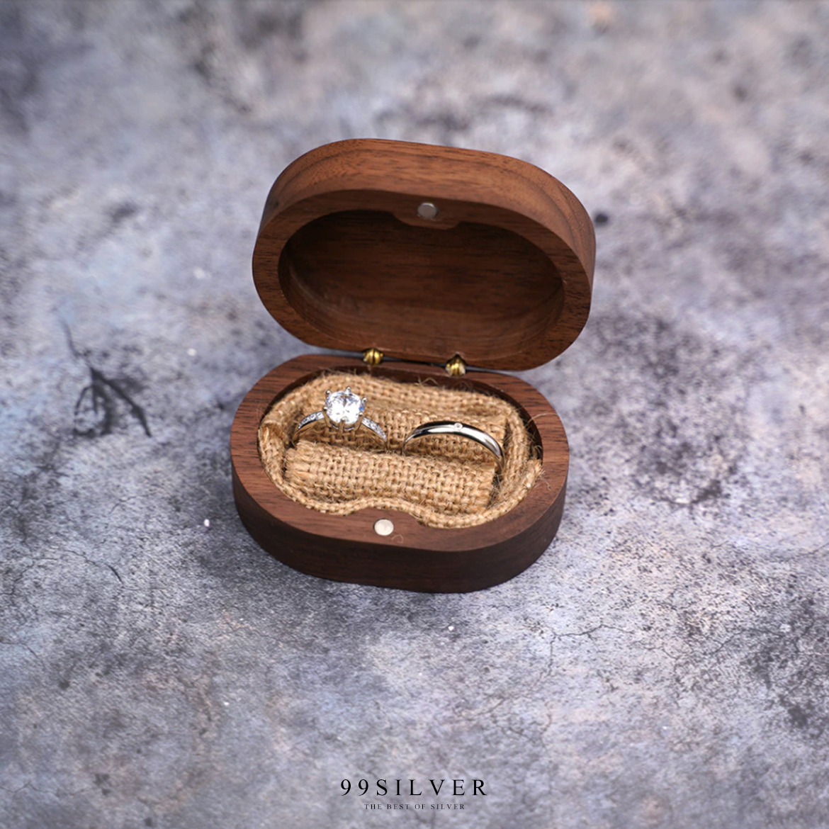 กล่องใส่แหวนแบบรี ทำจากไม้แท้ ข้างในมีผ้าป่าน สำหรับเสียบแหวนคู่อย่างดี ฝาเป็นแม่เหล็ก