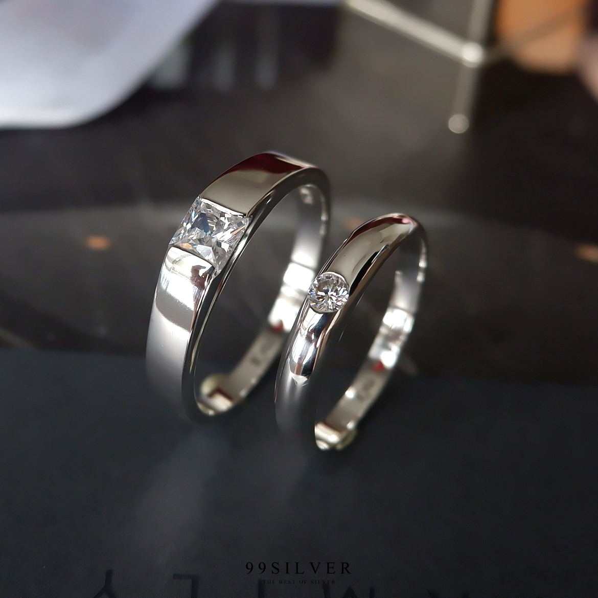 แหวนคู่รัก เพชรเม็ดเหลี่ยม Diamond Cut และเพชรเม็ดเกลม 2.5 มิลลิเมตร เรือนโค้ง