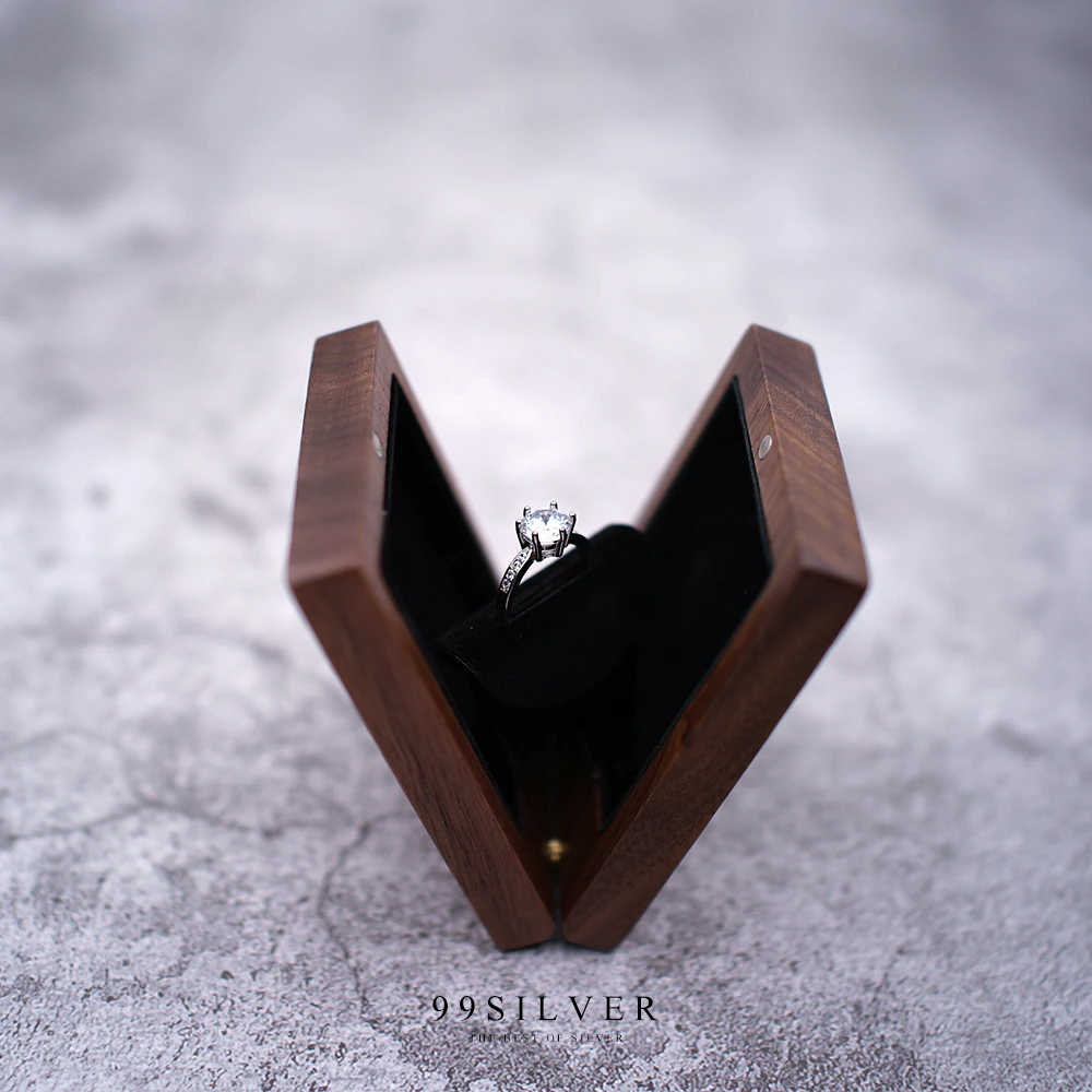 กล่องใส่แหวนแบบเหลี่ยม ทำจากไม้แท้ ข้างในบุกำมะหยี่สีดำ เปิดฝาแล้ว pop up ได้
