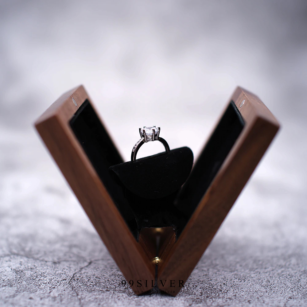 กล่องใส่แหวนแบบเหลี่ยม ทำจากไม้แท้ ข้างในบุกำมะหยี่สีดำ เปิดฝาแล้ว pop up ได้