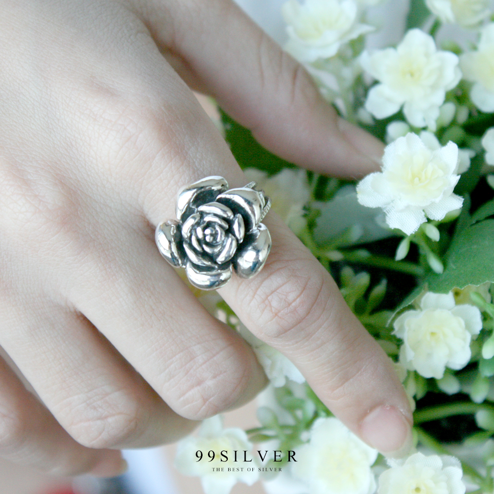 แหวนดอกกุหลาบ (แบบดอกใหญ่) ตัวเรือนทำจากเงินแท้ทั้งวง ลงยาดำสวยงาม