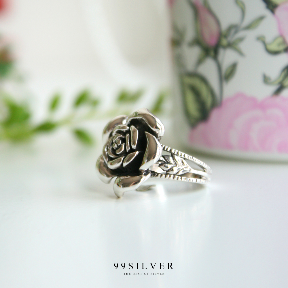 แหวนดอกกุหลาบ (แบบดอกใหญ่) ตัวเรือนทำจากเงินแท้ทั้งวง ลงยาดำสวยงาม
