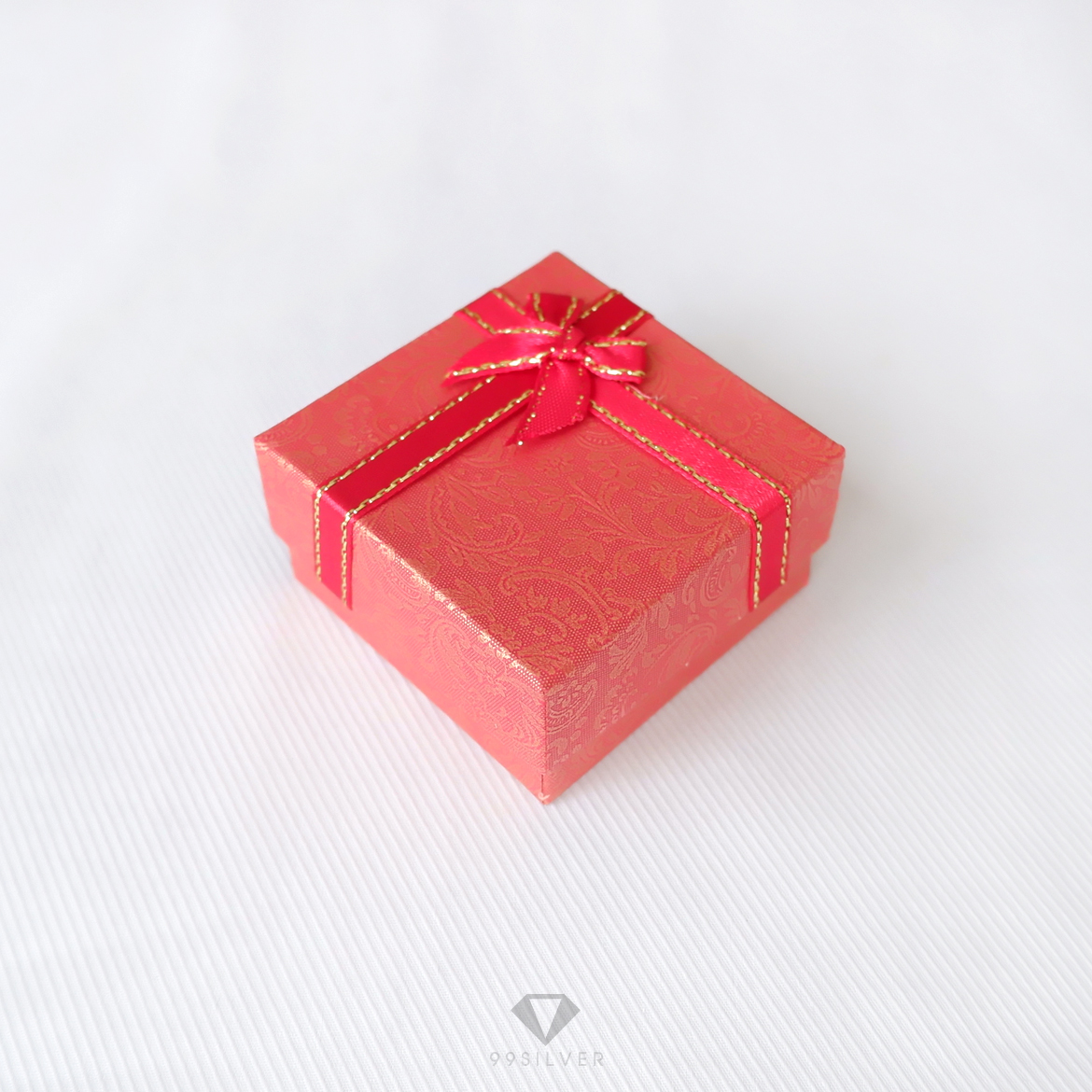 กล่องใส่แหวนสีแดงสี่เหลี่ยม มีโบว์ ข้างในบุด้วยสปั้นช์นิ่มสีขาว