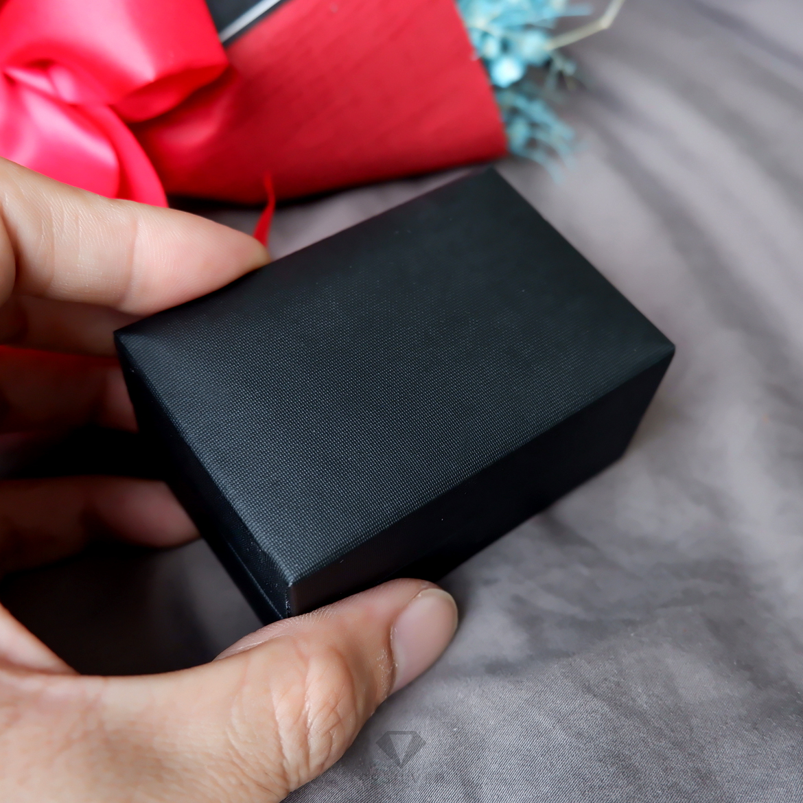 กล่องใส่แหวนสี่เหลี่ยมผืนผ้า บุด้วยหนังแบบนิ่ม สีดำ ภายในสีดำ หรูหรา