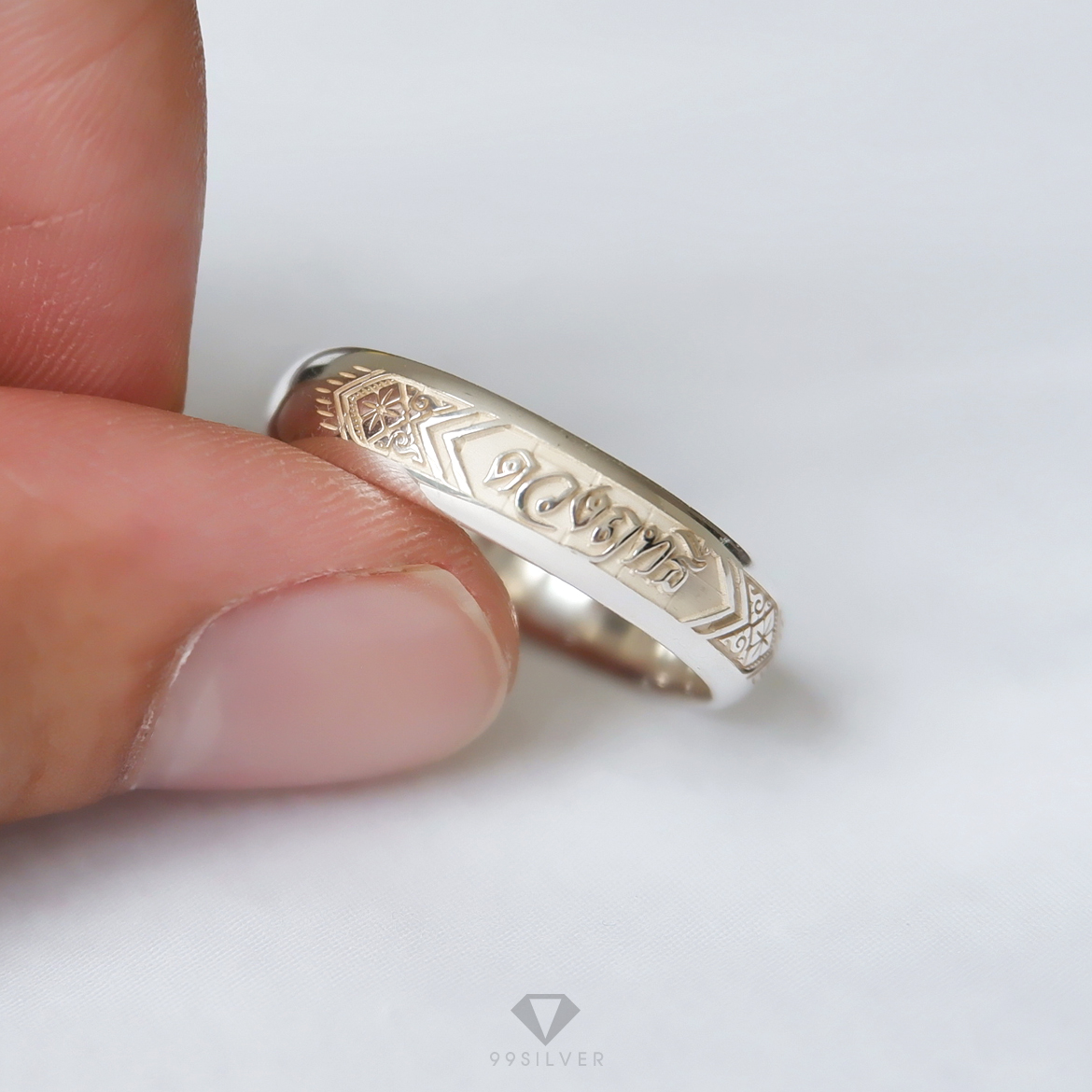 แหวนนามสกุลเงินแท้หน้ากว้าง 6 มิลลิเมตร ผิวโค้ง พื้นหลังพ่นทราย พร้อมแกะลายไทย