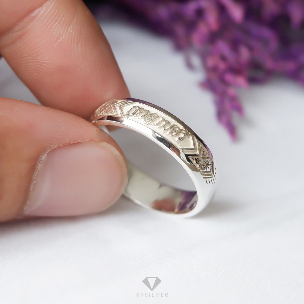 แหวนนามสกุลเงินแท้หน้ากว้าง 6 มิลลิเมตร ผิวโค้ง พื้นหลังพ่นทราย พร้อมแกะลายไทย