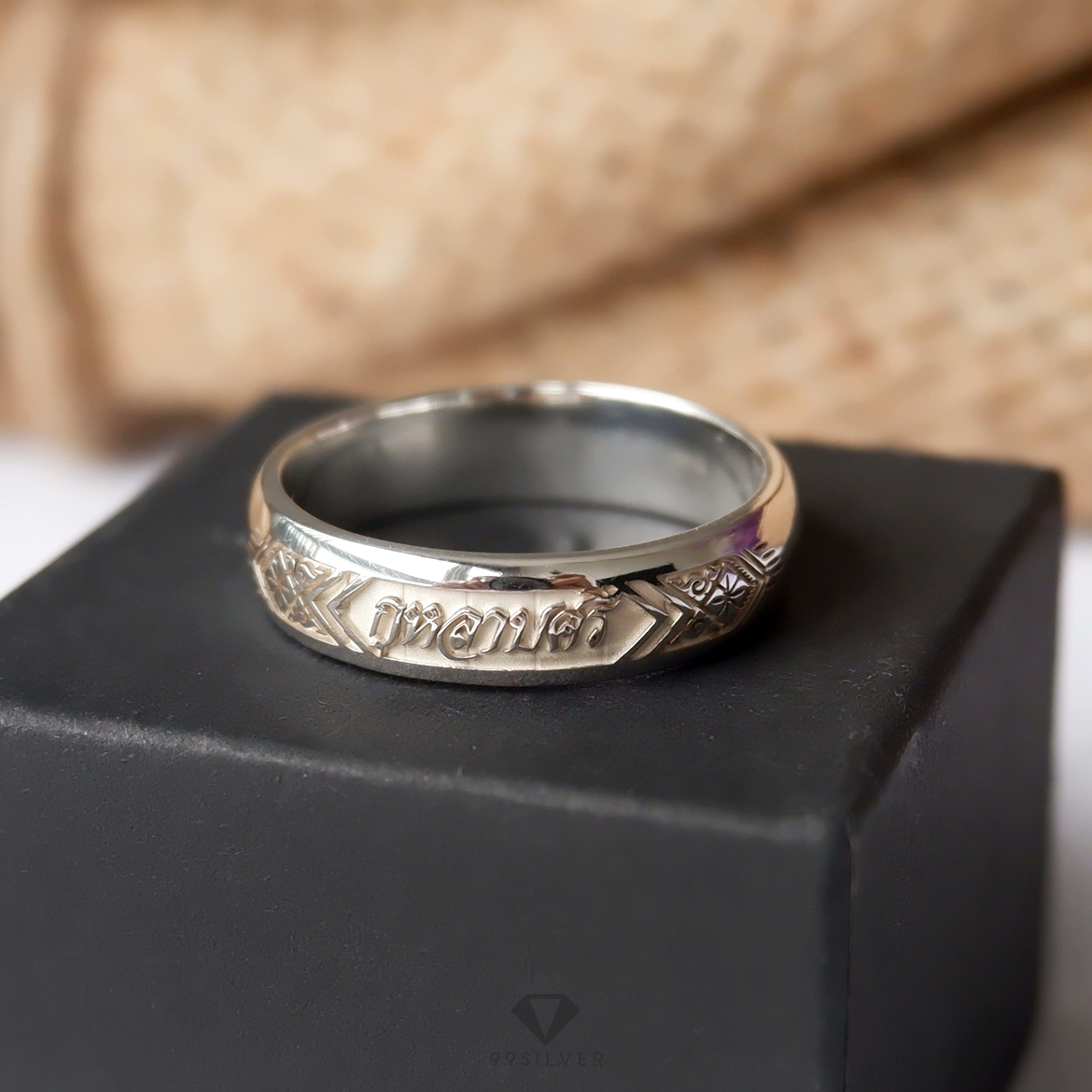 แหวนนามสกุลเงินแท้หน้ากว้าง 6 มิลลิเมตร ผิวโค้ง พื้นหลังพ่นทราย พร้อมแกะลายไทย