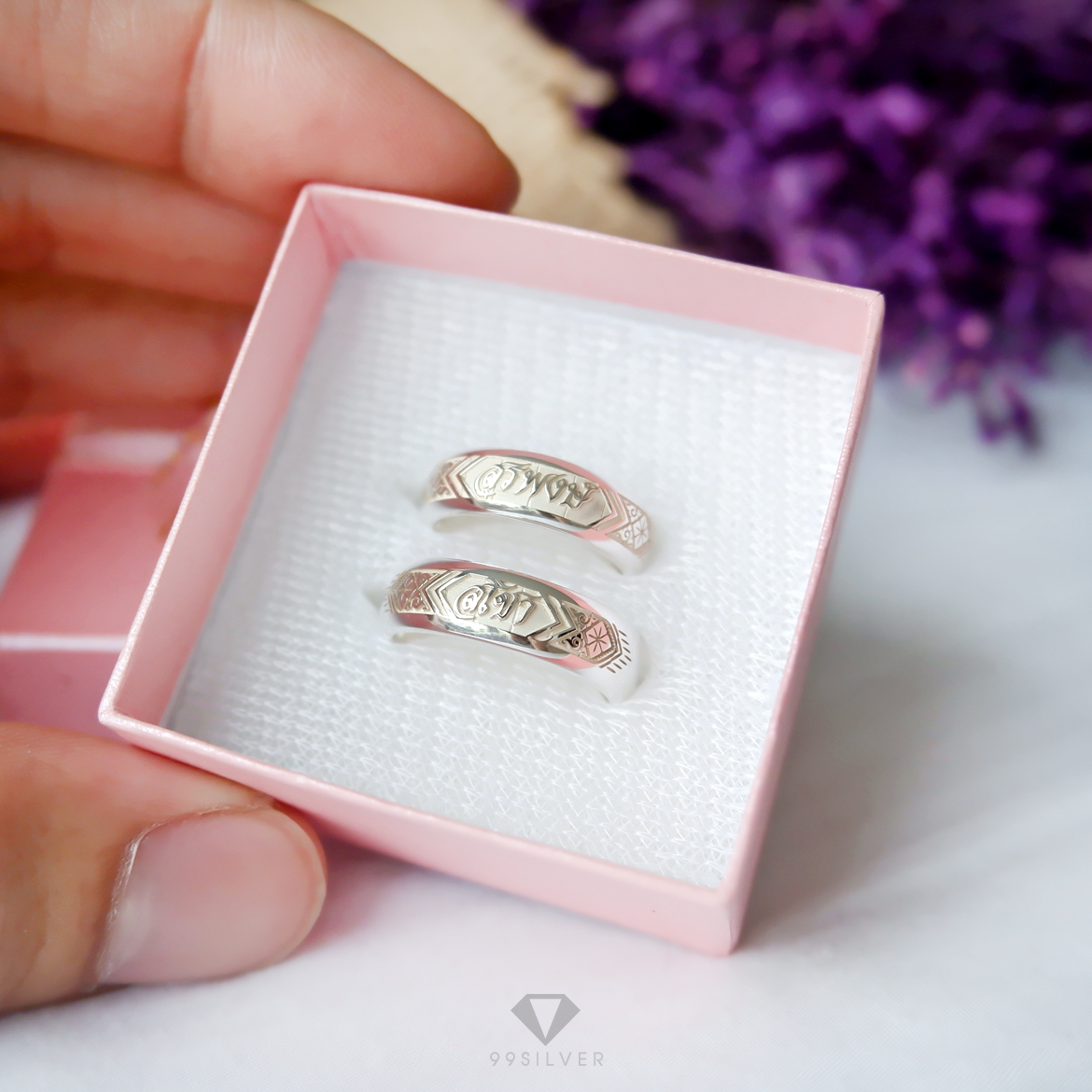 แหวนนามสกุลเงินแท้หน้ากว้าง 6 มิลลิเมตร ผิวโค้ง พื้นหลังพ่นทราย พร้อมแกะลายไทย