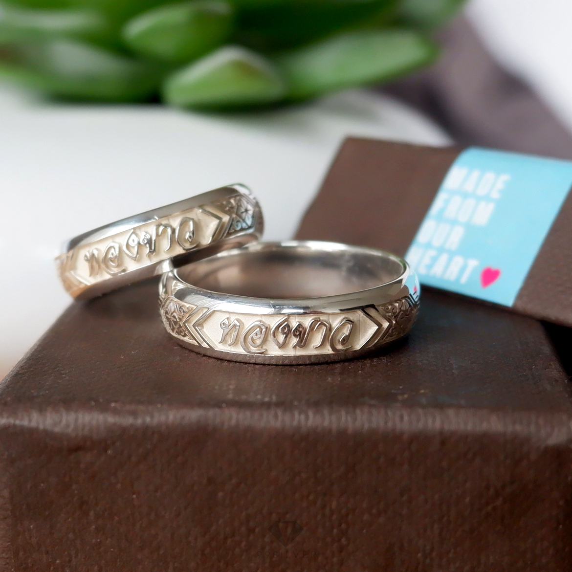 แหวนนามสกุลเงินแท้หน้ากว้าง 6 มิลลิเมตร ผิวโค้ง พื้นหลังพ่นทราย พร้อมแกะลายไทย