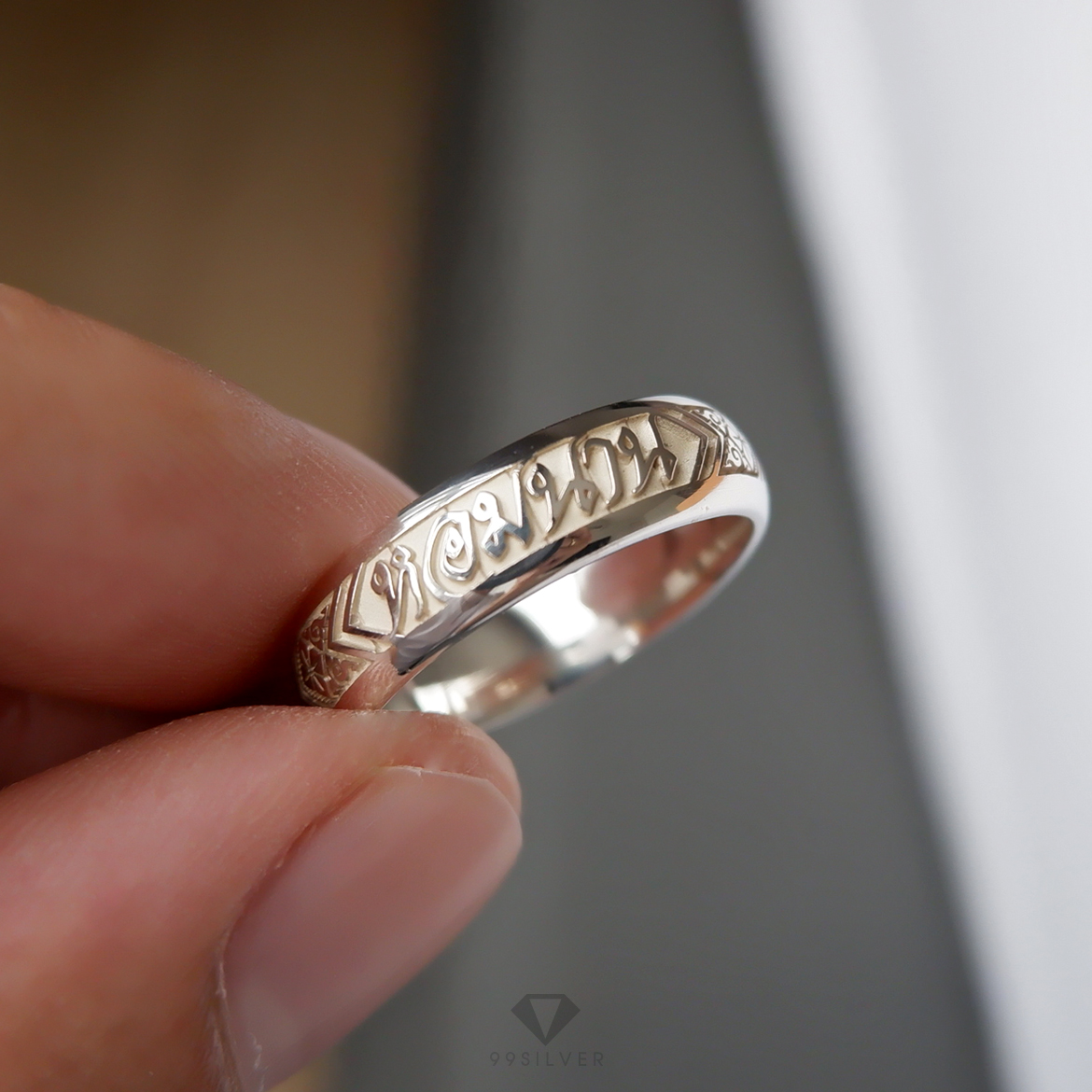 แหวนนามสกุลเงินแท้หน้ากว้าง 6 มิลลิเมตร ผิวโค้ง พื้นหลังพ่นทราย พร้อมแกะลายไทย