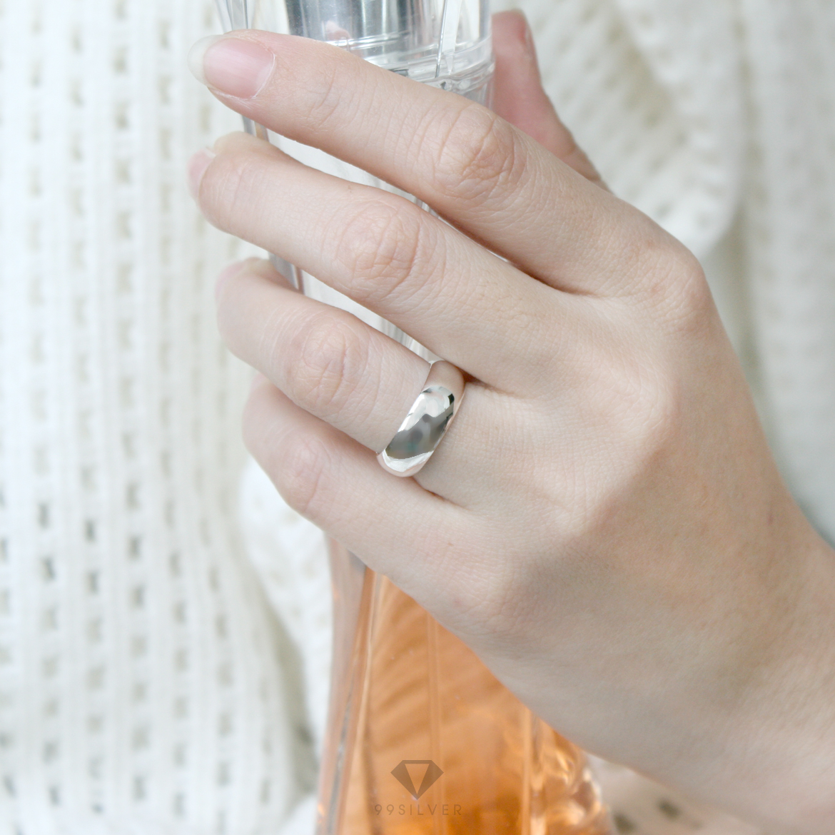 แหวนนามสกุลเงินแท้หน้ากว้าง 6 มิลลิเมตร ผิวโค้ง พื้นหลังพ่นทราย พร้อมแกะลายไทย