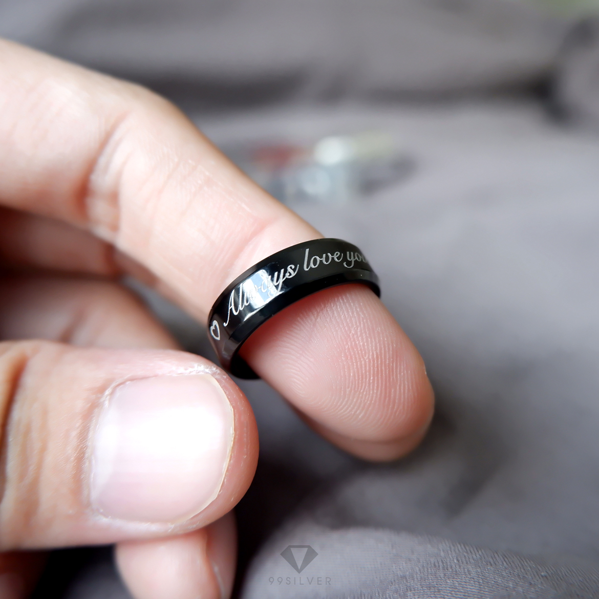แหวนสแตนเลสแบล๊คไทเทเนี่ยมแท้หน้ากว้าง 6 มิล ขอบมุมตัดสวยงาม ตัวเรือนดำเงา