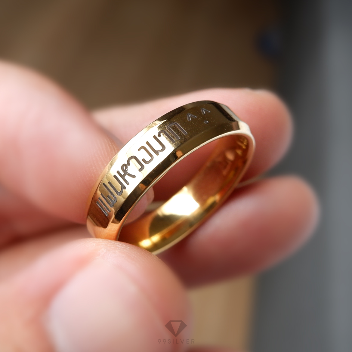 แหวนสแตนเลสแท้หน้ากว้าง 6 มิลลิเมตร ขอบลดมุมตัดสวยงาม ตัวเรือนสีทองเงา