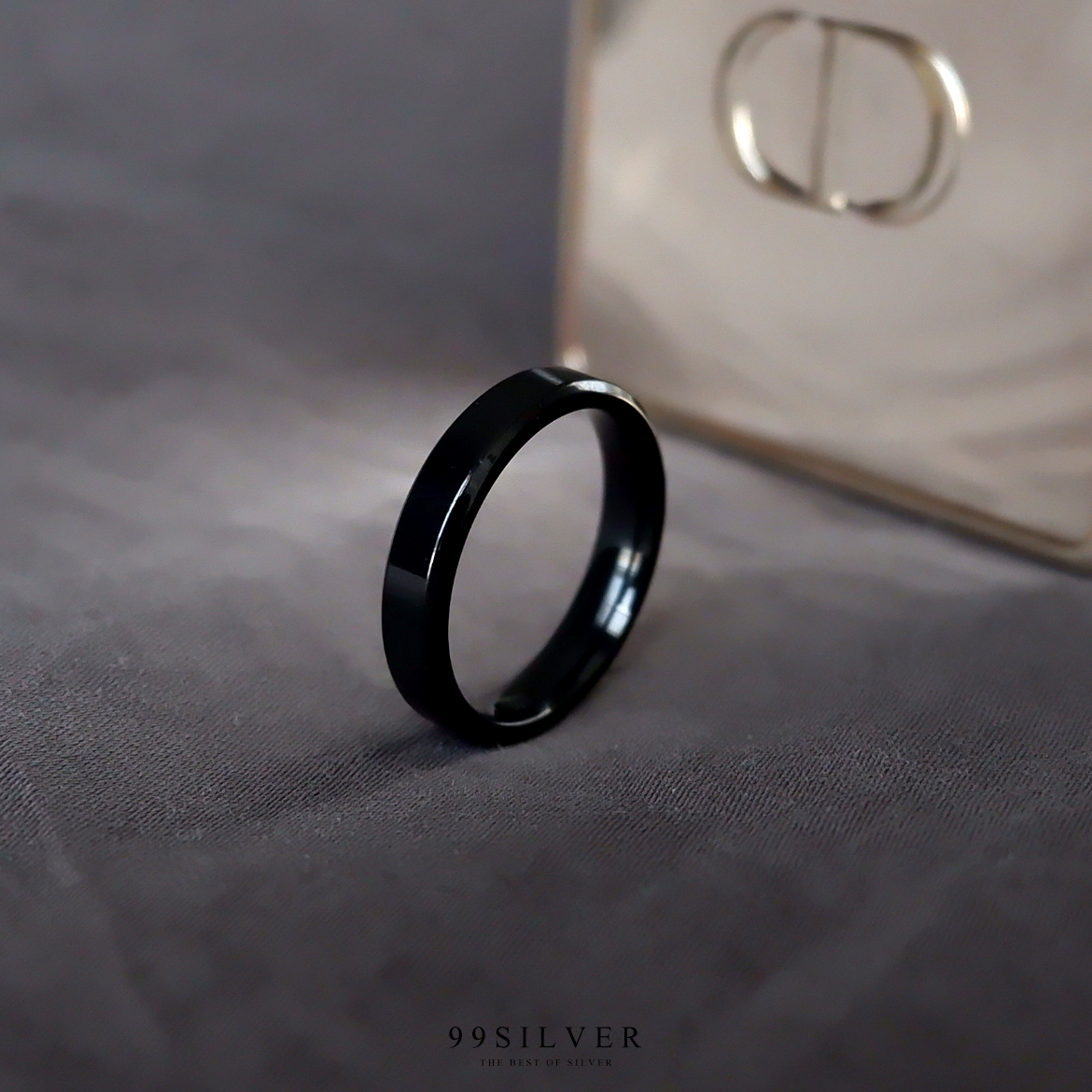 แหวนสแตนเลสแบล๊คไทเทเนี่ยมแท้หน้ากว้าง 4 มิล ขอบมุมตัดสวยงาม ตัวเรือนดำเงา