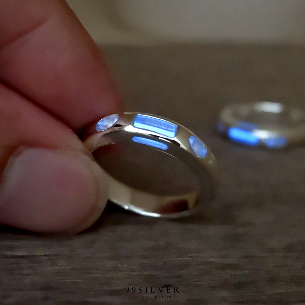 แหวนทริเทรี่ยม (Tritium) สารเรืองแสง ฝังลงตัวเรือนเงินแท้หน้าแหวน 4 มม แบบโค้ง