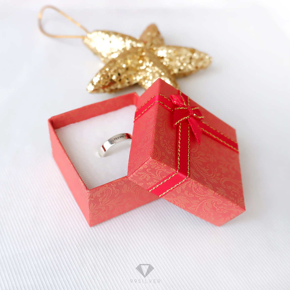 กล่องใส่แหวนสีแดงสี่เหลี่ยม มีโบว์ ข้างในบุด้วยสปั้นช์นิ่มสีขาว