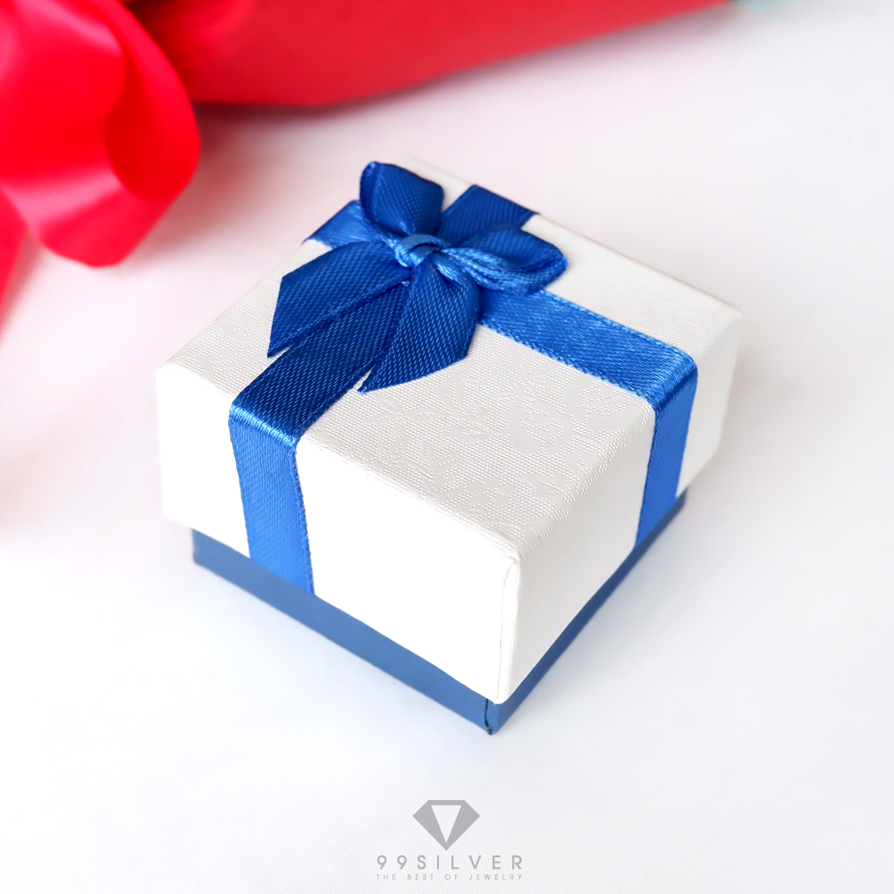 กล่องใส่แหวนสี่เหลี่ยมสีน้ำเงินขาว ฝามีลายสวยงามพร้อมโบว์สีน้ำเงิน